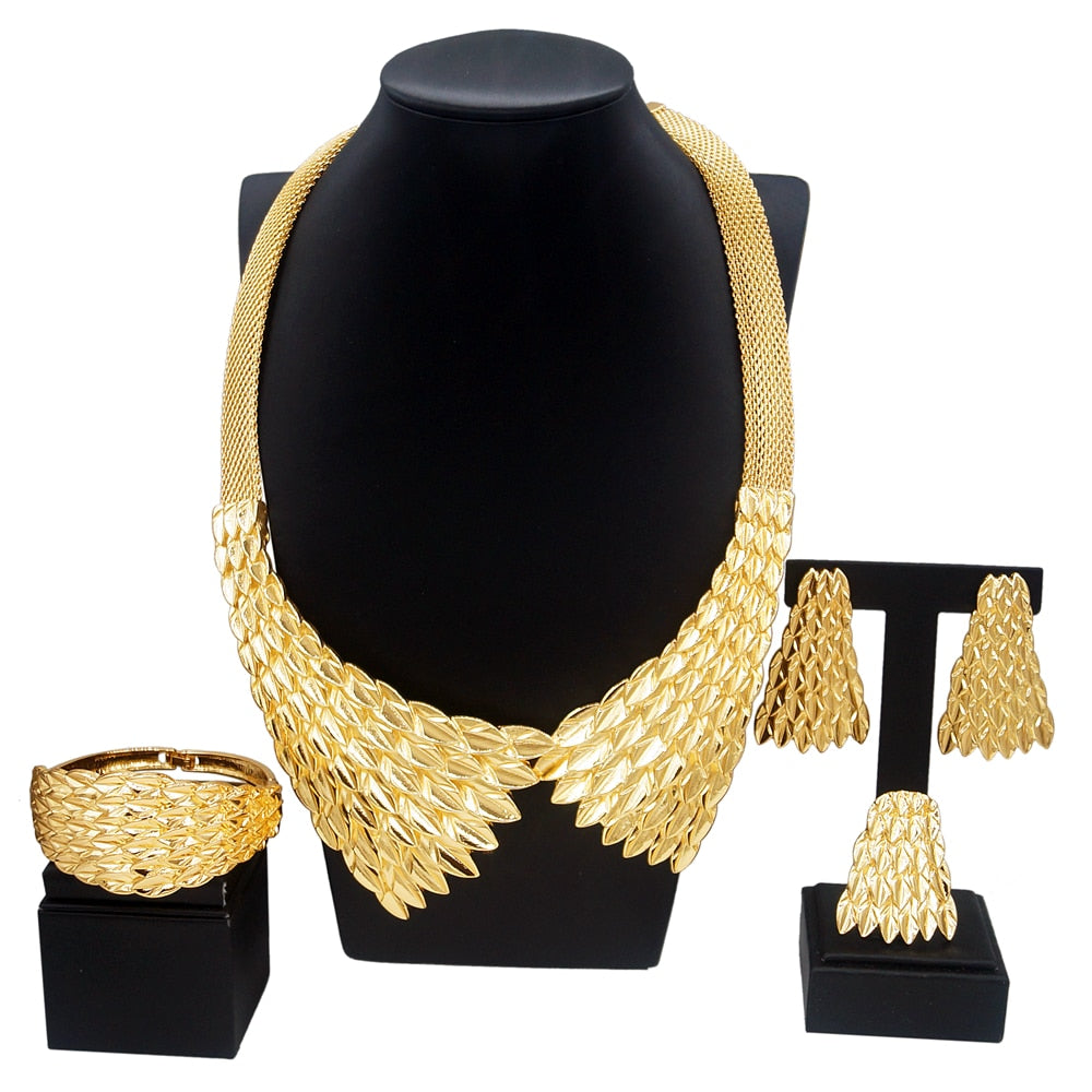"Immerse in opulence with our Gold Plated Feather-shaped Jewelry Set, a simple yet fashionable gift that exudes sophistication and elegance."