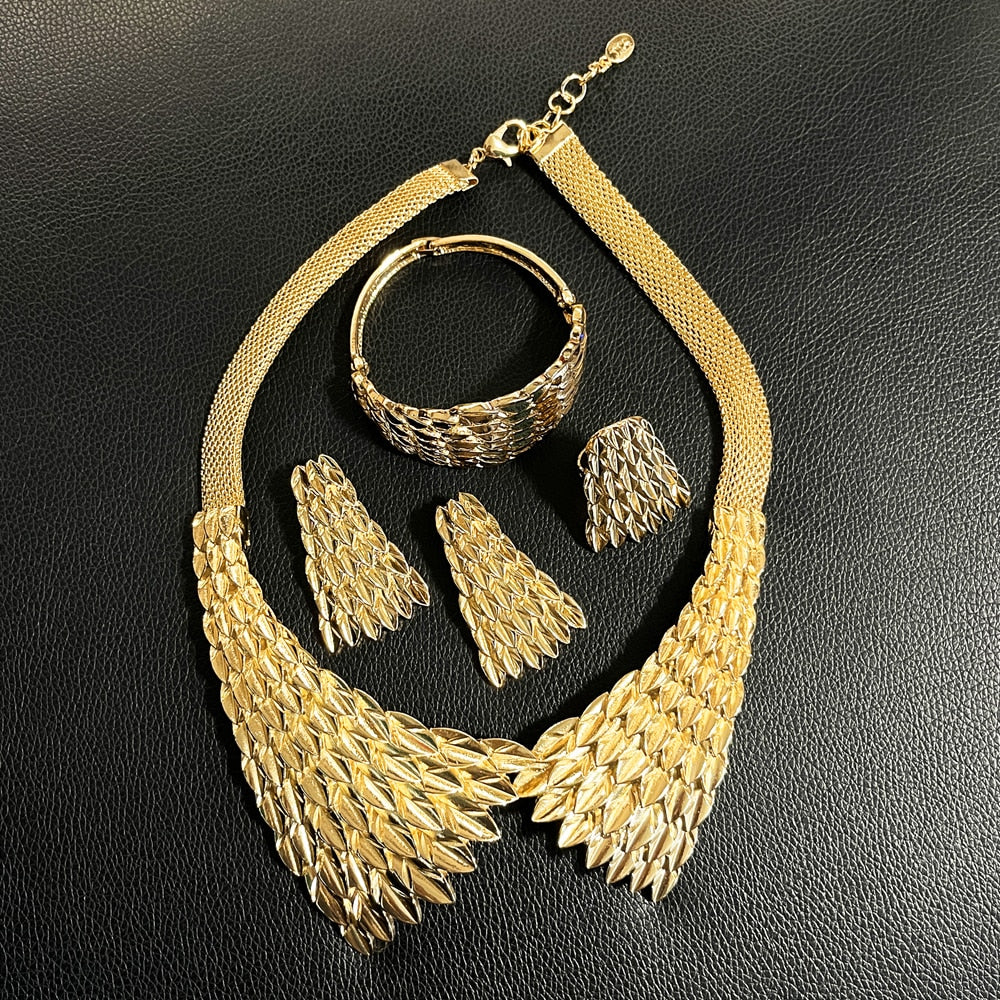 "Immerse in opulence with our Gold Plated Feather-shaped Jewelry Set, a simple yet fashionable gift that exudes sophistication and elegance."